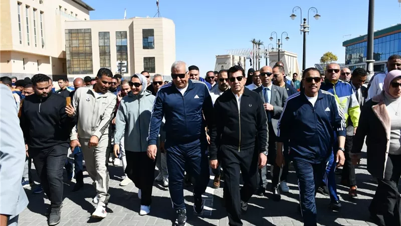 وزير الرياضة ومحافظا الوادي الجديد ومطروح يشهدون مسيرة «صحتك في المشي»