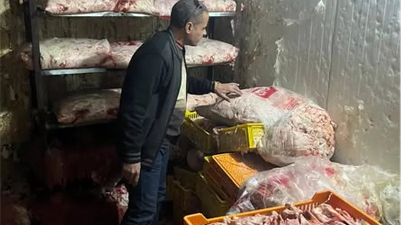 ضبط 26 طنًا من مصنعات اللحوم وهياكل الدواجن غير صالحة للاستهلاك الآدمي بالجيزة