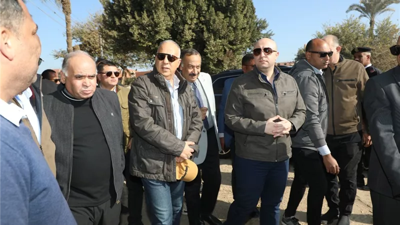 وزير الري ومحافظ بني سويف يتفقدان المنظومة المائية ومشروعات “حياة كريمة” 
