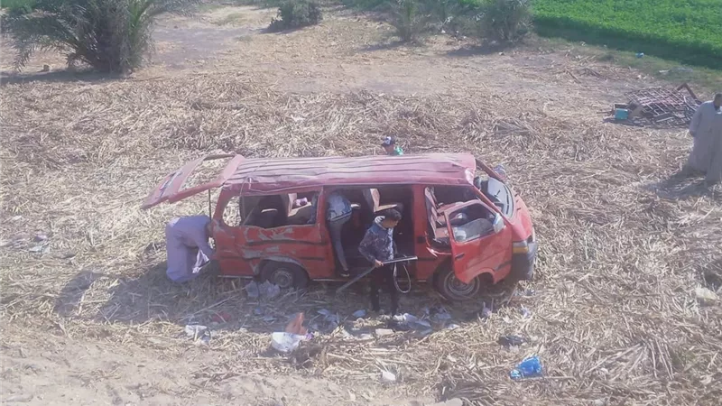 مصرع وإصابة 16 شخصًا من عائلة واحدة في انقلاب ميكروباص على الطريق بأسيوط
