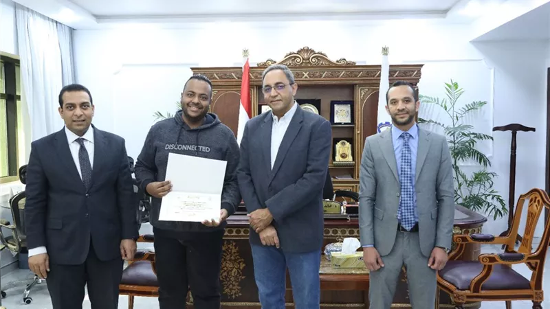 محافظ قنا يكرم العاملين بمركز سيطرة الشبكة الوطنية للطوارئ