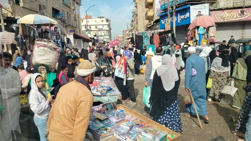 4 مقترحات برلمانية لتنظيم الباعة الجائلين وتحويل الشوارع إلى أسواق حضارية