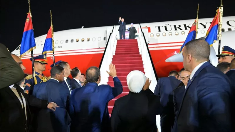 من أرض الكنانة.. انتصار السيسي تودع أردوغان وقرينته بعد زيارة تاريخية لمصر 