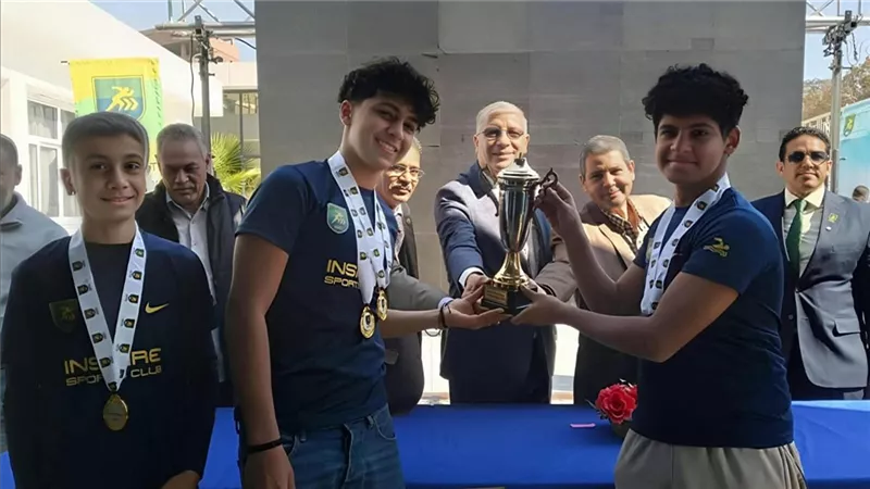 وكيل تعليم قنا يسلم الكؤوس والميداليات للفرق الفائزة فى كرة القدم والسباحة