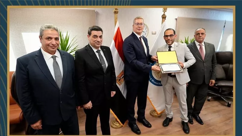 وزير البترول يكرم فريق توطين إنتاج مادة كيميائية لآبار البترول تضاهي المستوردة