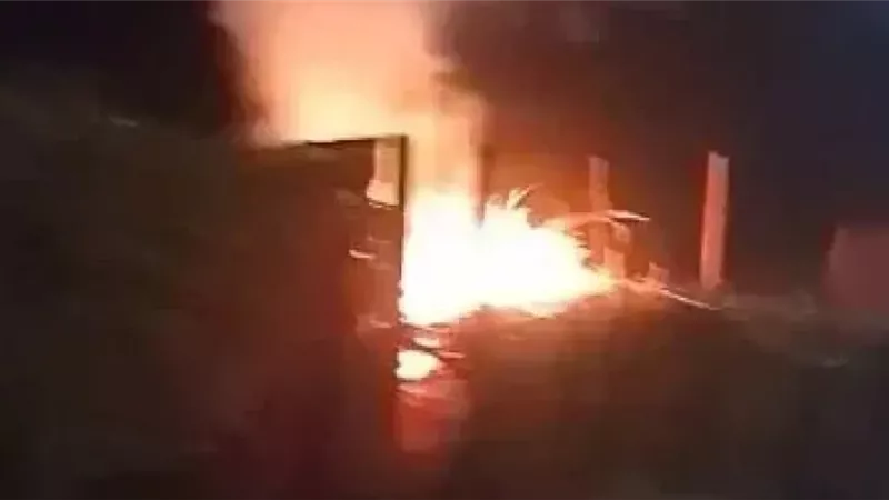 تعزيزات من الحماية المدنية للسيطرة على حريق مصنع أخشاب الفراعنة بأكتوبر| صور