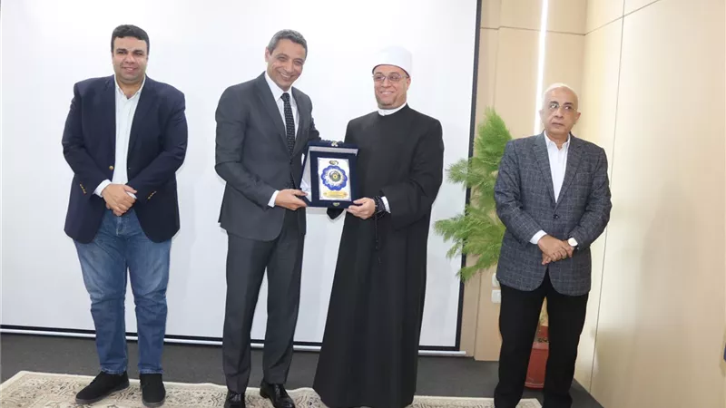 محافظ السويس يكرم وكيل وزارة الأوقاف وعددا من العاملين المتميزين بحي فيصل