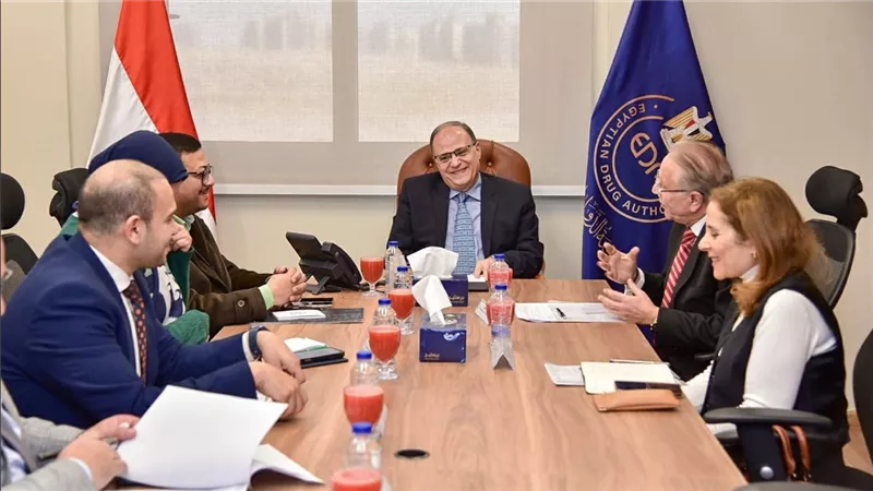 هيئة الدواء تبحث مع ممثلي شركة 