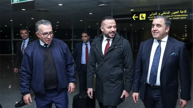 استقبال بعثة الأهلي بالورود في دولة الجزائر الشقيقة استعدادا لمباراة الشبيبة 