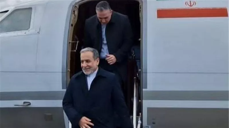 وزير الخارجية الإيراني يصل مسقط لعقد مفاوضات مع واشنطن غدا