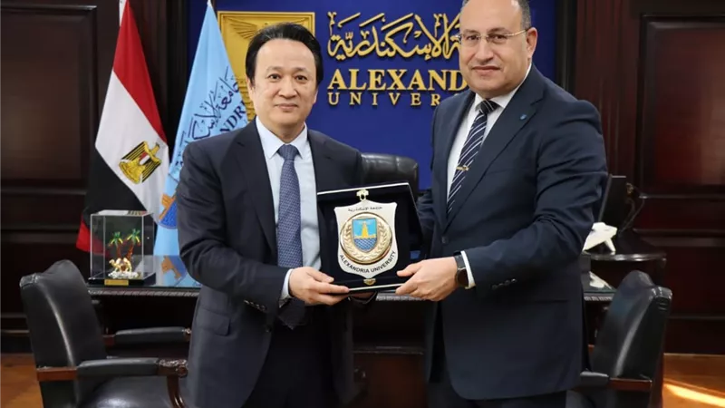 رئيس جامعة الإسكندرية يستقبل الخبير الدولي الدكتور ين لي 