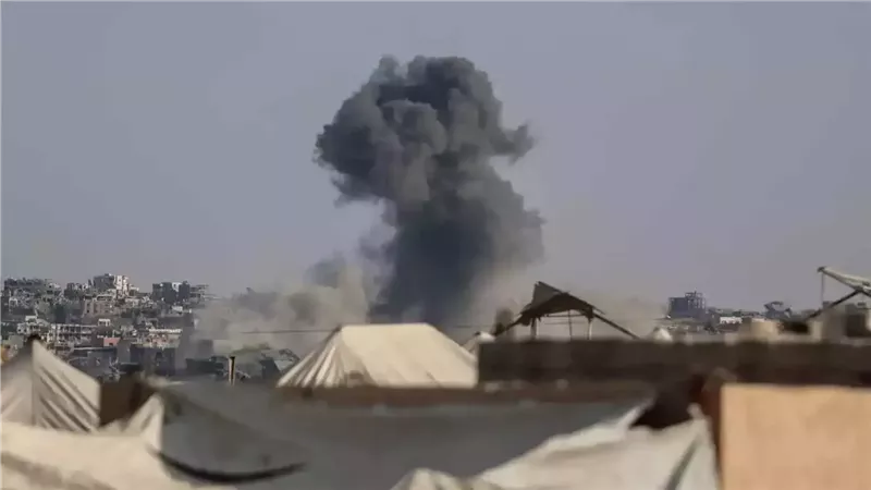 بينهم طفل.. 6 شهداء و10 مصابين إثر قصف إسرائيلي على خيام نازحين غربي مدينة غزة