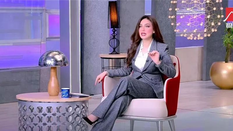 «سرحي شعرك زي هياتم».. ياسمين عز تحذر الزوجات: «جوزك هيقعدلك زي الحيزبونة»