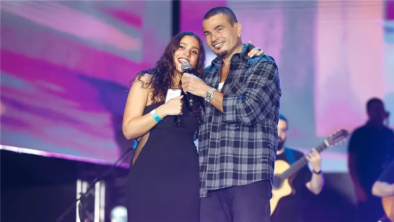 عمرو دياب يدعم ابنته جنا في خطواتها الأولى كموديل إعلانات (فيديو)