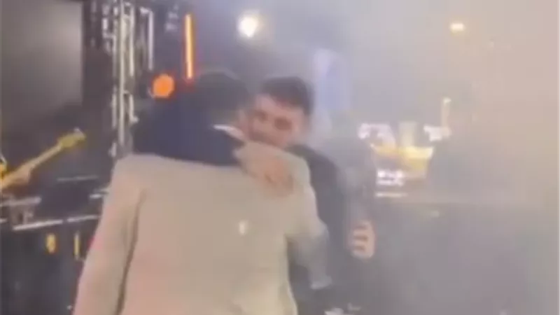 في حفله بجدة.. والد الشامي يفاجئه بالصعود له على المسرح |فيديو