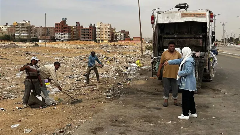 رئيس حي فيصل بالسويس يتابع حملات رفع المخلفات ويكرم العاملين المتميزين