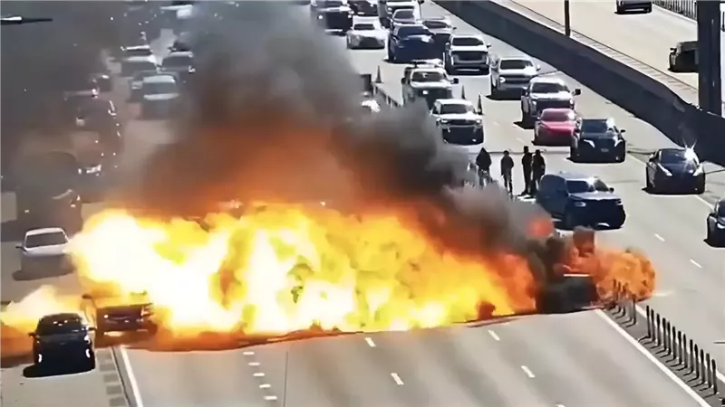 أمريكا.. انفجار ضخم يحرق سيارة على الطريق السريع في ولاية فلوريدا| فيديو