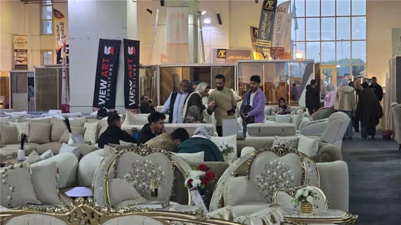 توافد المواطنين على معرض اثاث دمياط بنادي السكة الحديد بمدينة نصر
