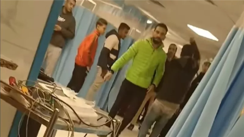 دمه اتصفي.. فحص فيديو متداول لسيدة تستغيث داخل مستشفى شهير لإنقاذ حياة نجلها
