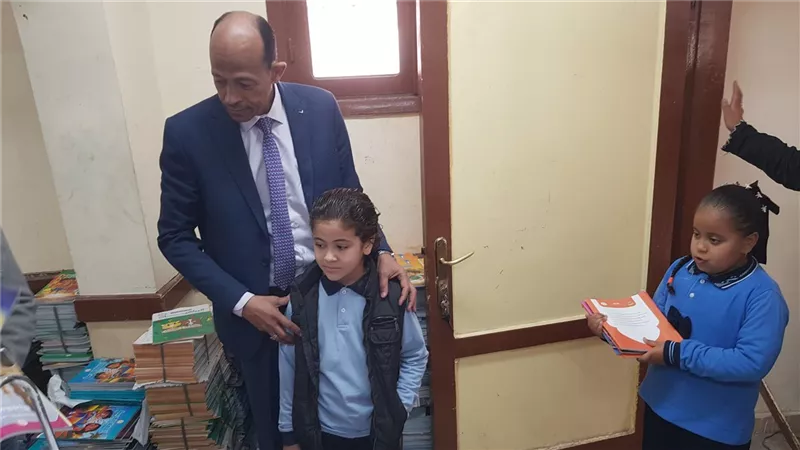 انتظام الدراسة بمدارس السبت في الأقصر وتسليم الكتب للطلاب