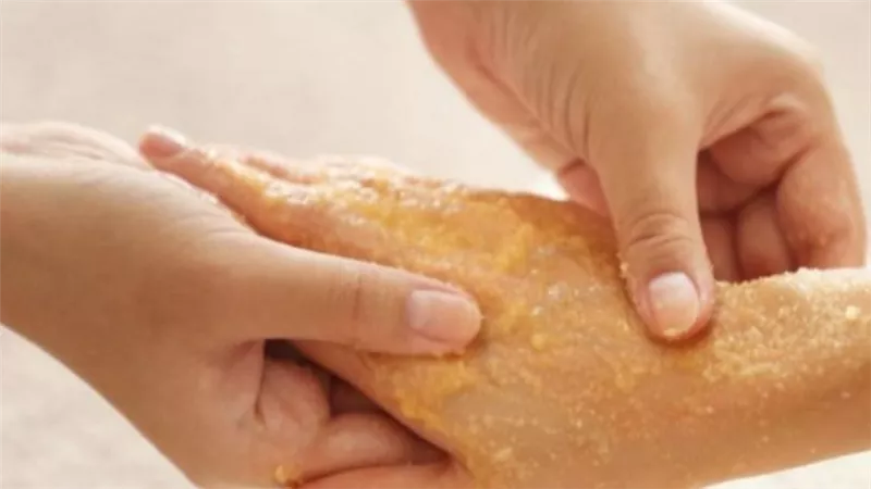 اسكراب طبيعي لليدين.. طريقة تحضيره بمكونات بسيطة ورخيصة