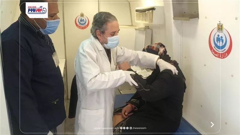 صحة المنيا: تقدم 1044 خدمة طبية للمواطنين بقافلة «حياة كريمة» بقرية إبشادات 