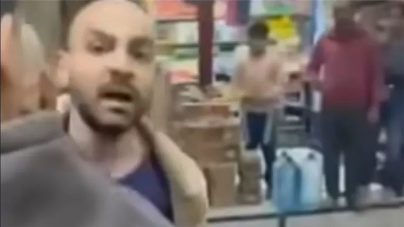 مفاجأة جديدة بواقعة القبض على محامي وصديقه بتهمة التعدي علي صاحب محل 