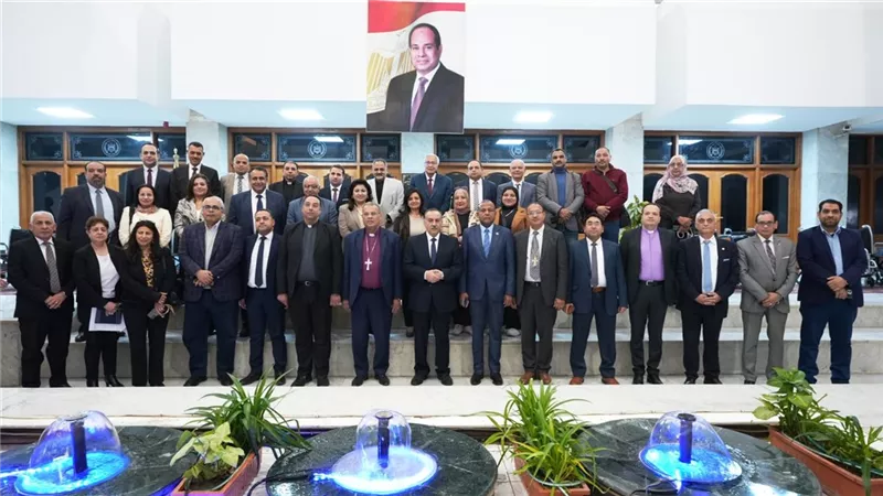 محافظ أسيوط يتسلم 30 كرسيًا متحركًا لمدارس التربية الفكرية