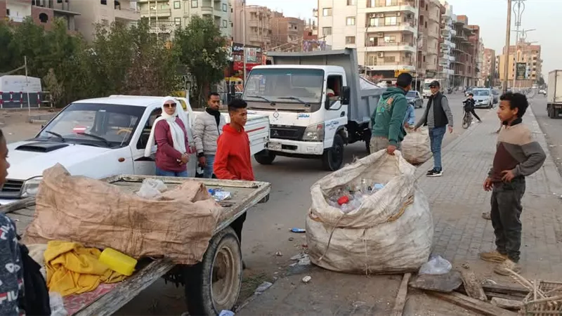حمله موسعه لضبط «النباشين» ومخالفي النظافة بمدينة السلام بالسويس 