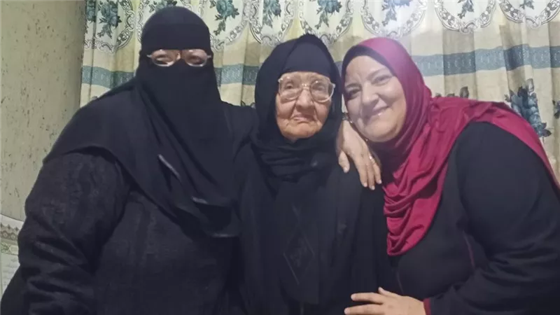 العمر مجرد رقم.. الحاجة فايزة 92 عاما من البحيرة كتبت القرآن بيديها في 6 شهور