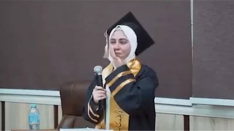 «شكرا لأنكم ربتونا بحب».. باحثة أزهرية تبكي الحضور في مناقشة الماجستير 