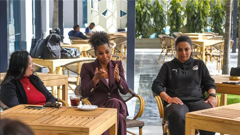 رئيس لجنة تطوير الكرة النسائية بالفيفا تجتمع بالجهاز الفني لمنتخب مصر