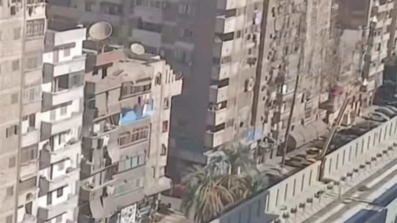 مصرع طفل وأمه سقطا من شرفه شقتهم بالدور الأخير في الإسكندرية 