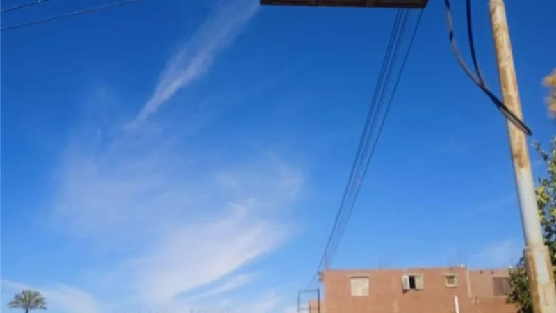 حي فيصل بالسويس يواصل صيانة وإنارة أعمدة الكهرباء ورفع القمامة بعدد من المناطق