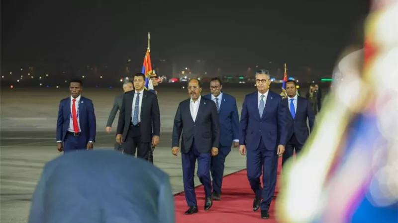 رئيس الصومال يصل القاهرة في زيارة رسمية لتعزيز التعاون مع مصر