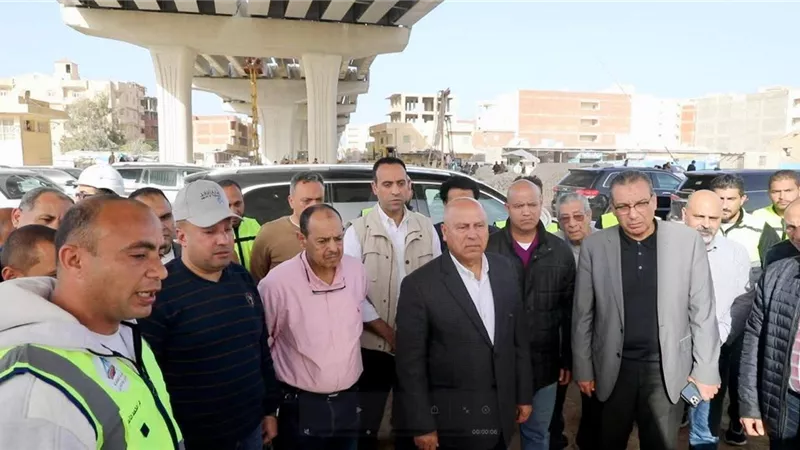 وزير النقل يتفقد القطار الكهربائي السريع من العلمين للإسكندرية