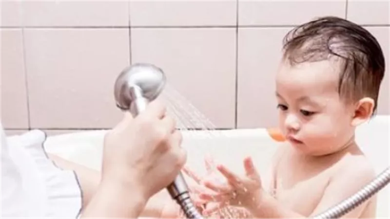  غرق طفل رضيع في حوض الاستحمام بعد أن نسيه والده أثناء العشاء