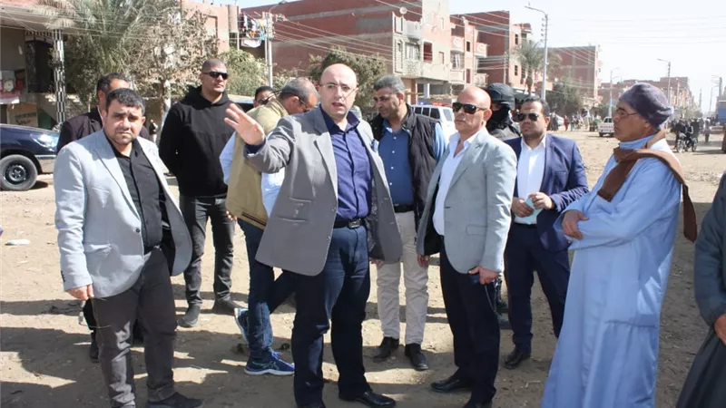 محافظ بني سويف يوجّه بسرعة رفع التراكمات التاريخية ومراجعة الإشغالات بهليه