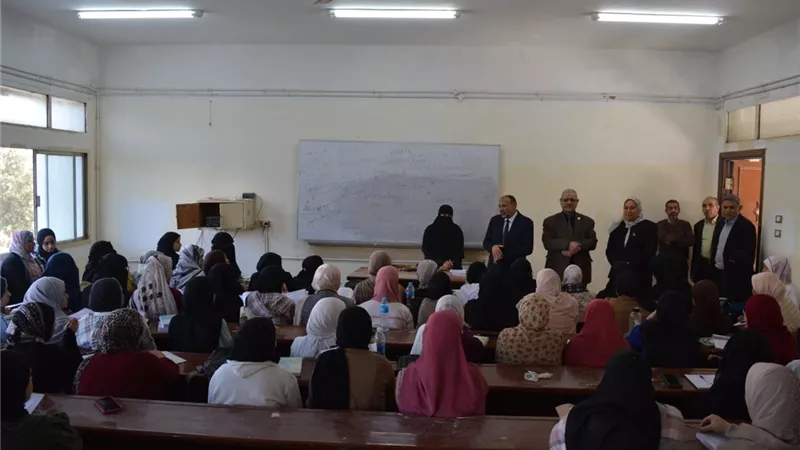نائب رئيس جامعة الأزهر للوجه القبلي يتفقد انتظام الدراسة ويؤكد على دعم البيئة 