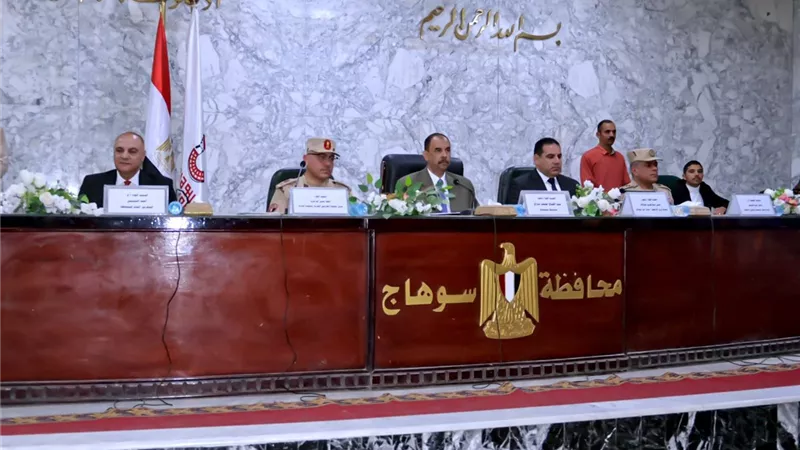 محافظ سوهاج يكرم أسر الشهداء ومصابي العمليات الحربية 