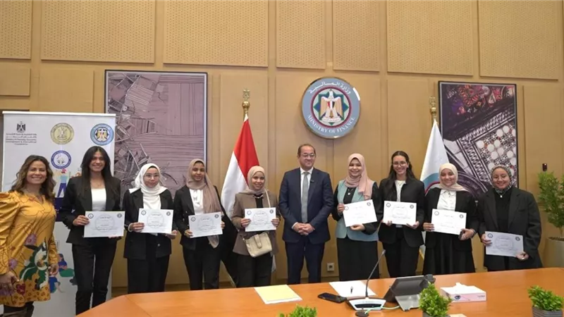 وزير المالية يكرم الشباب الفائزين بأفكار موازنة المواطن الإبداعية