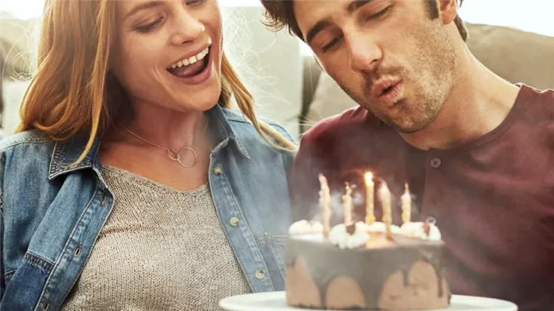 تهنئة عيد ميلاد شخص تحبه 2026.. أجمل وأرق العبارات الرومانسية
