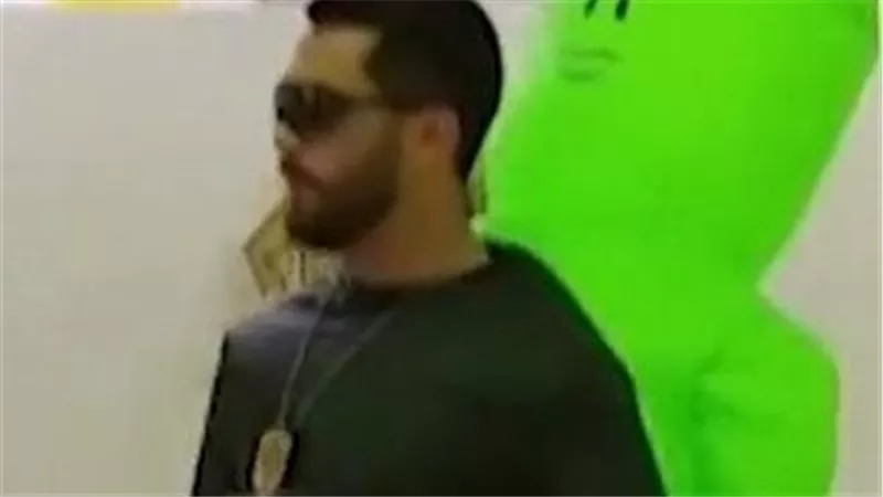 متنكرين بأزياء كائنات فضائية.. الشرطة البرازيلية يجرون اعتقالات في الاحتفالات 