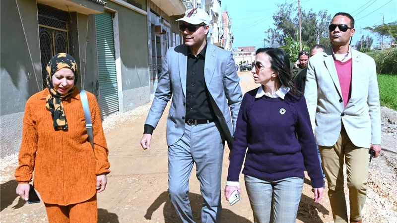 محافظ البحيرة تتابع رصف  شوارع شبراخيت بتكلفة تتجاوز 4 ملايين جنيه