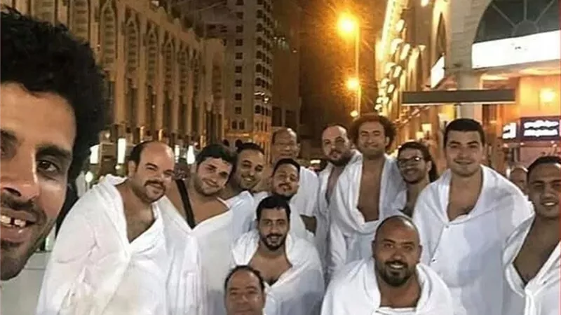 مصطفى بسيط يسخر من شائعة إسلام وائل عوني: كنا معا في العمرة