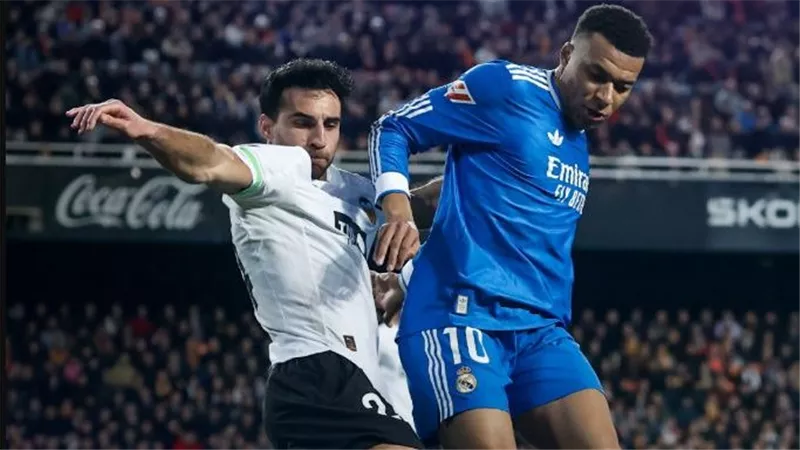 ملخص وأهداف مباراة ريال مدريد وفالنسيا الشوط الأول بالدوري الإسباني 2025-26