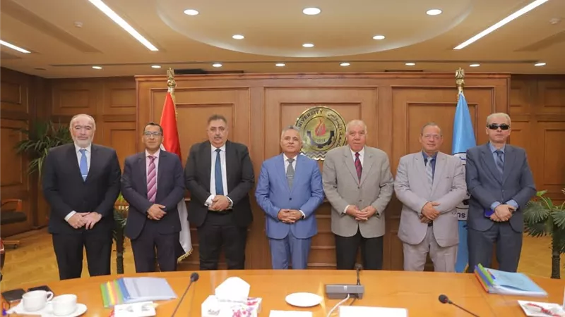 رئيس جامعة السويس يترأس لجنة اختيار القيادات الجامعية