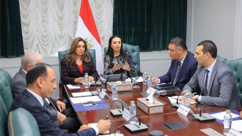 وزيرتا التنمية والتضامن ومستشار الرئيس يبحثون إقامة مهرجان موسع للحرف التراثية