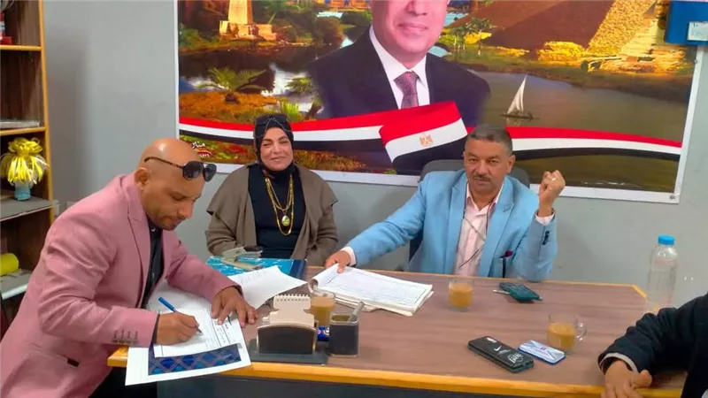 مدير «تعليم نجع حمادي» يوجه بسرعة تسليم كافة الكتب المدرسية للطلاب