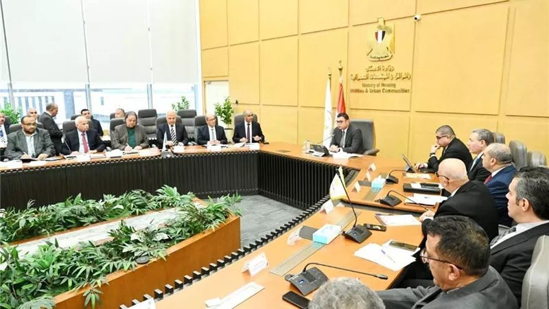 وزيرالإسكان يترأس اجتماع لجنة السياسات للشركة القابضة لمياه الشرب والصرف الصحى